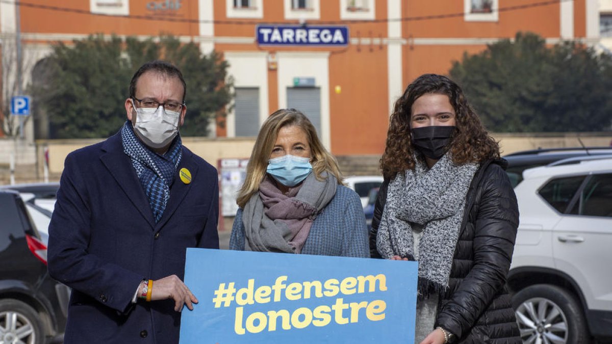 Joana Ortega en el centro junto a Marc Solsona ayer en Tàrrega.