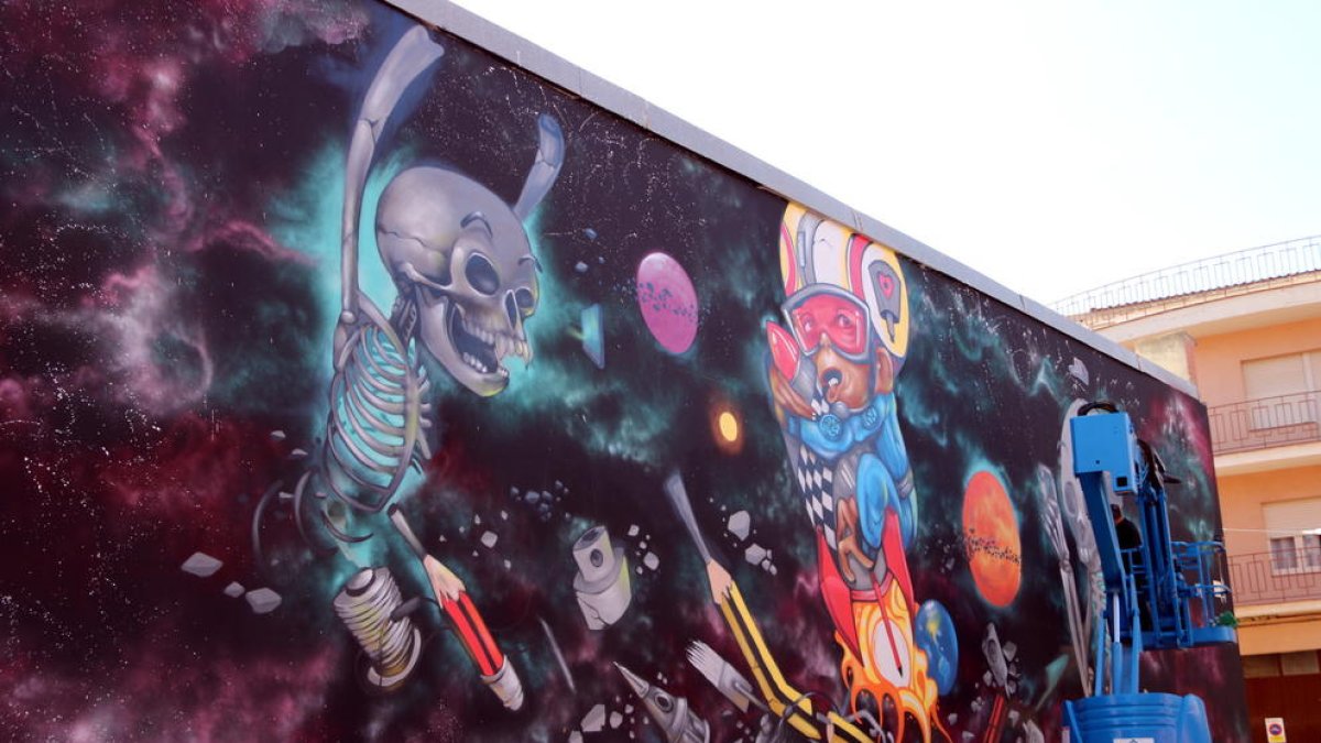 El mural que l'artista lleidatà Rulo López està pintant a la paret del costat de l'Ajuntament de Torrefarrera.