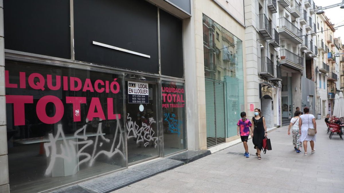 A pesar de ser el corazón comercial de la ciudad, el Eix acumula decenas de locales vacíos.