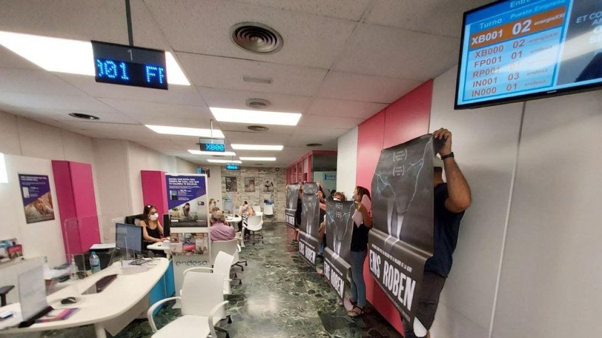 La protesta de la CUP a l'oficina d'Endesa de la l'avinguda Francesc Macià de Lleida.