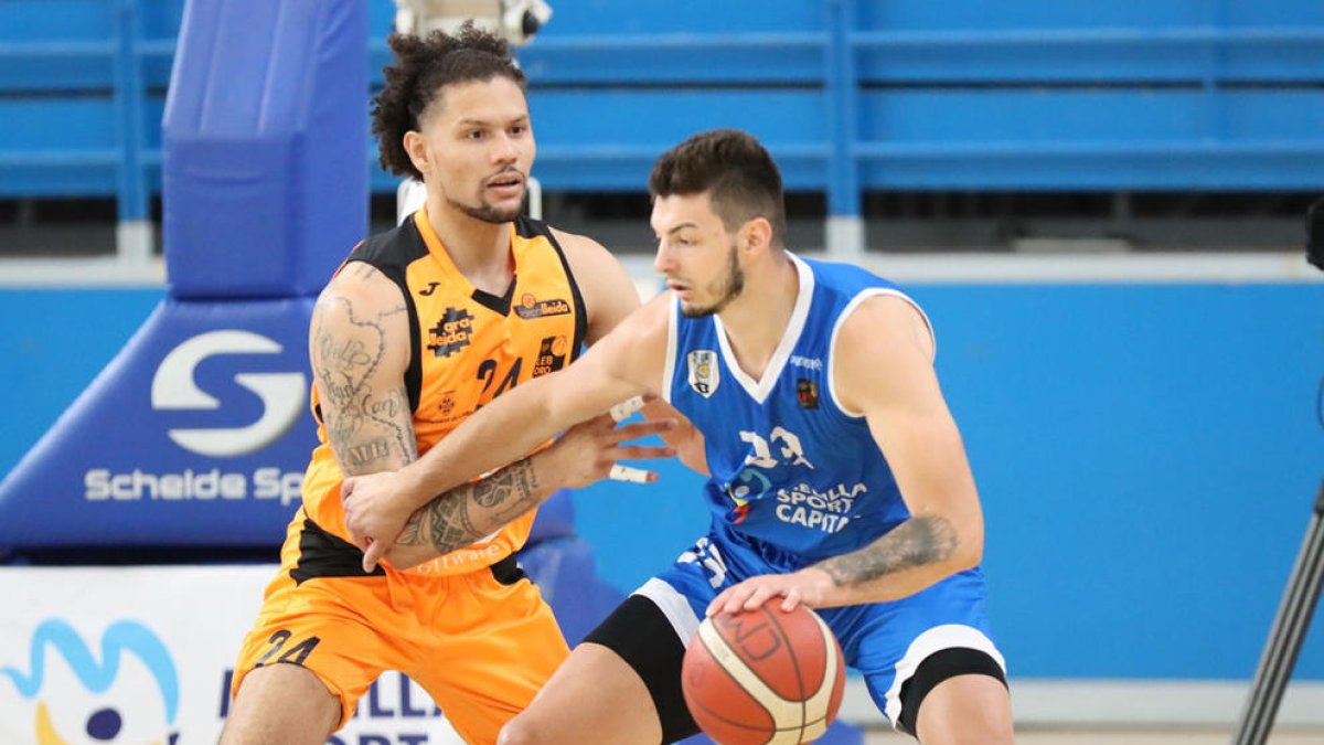 Michael Carrera, defendiendo a Sikiras, firmó otro partido nefasto.