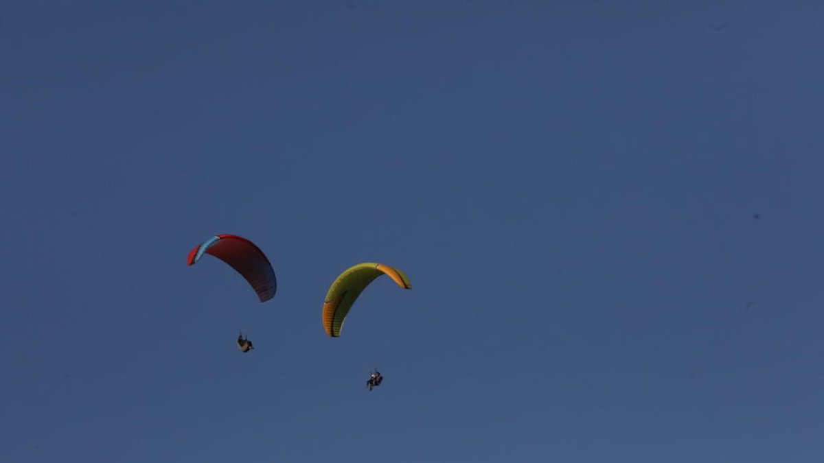 Dos parapents volant a Àger dimarts.