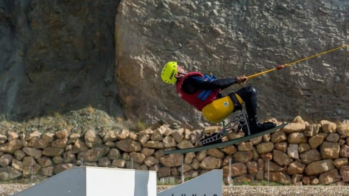 El leridano Albert Cogul practica esquí acuático adaptado.