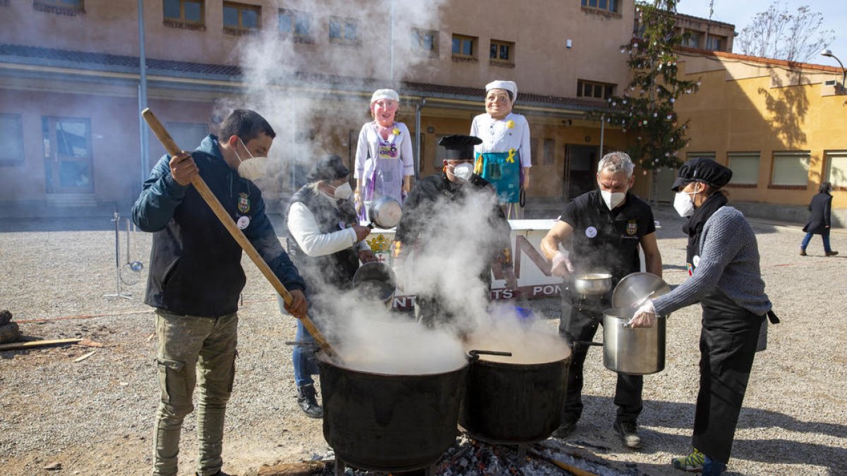 La retransmisión del ‘Ranxo’ de Ponts se hizo desde el patio de la escuela del municipio.