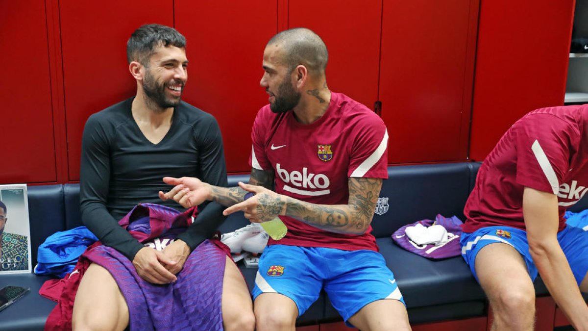 Dani Alves bromea con su compañero Jordi Alba en los vestuarios de la Ciutat Esportiva.