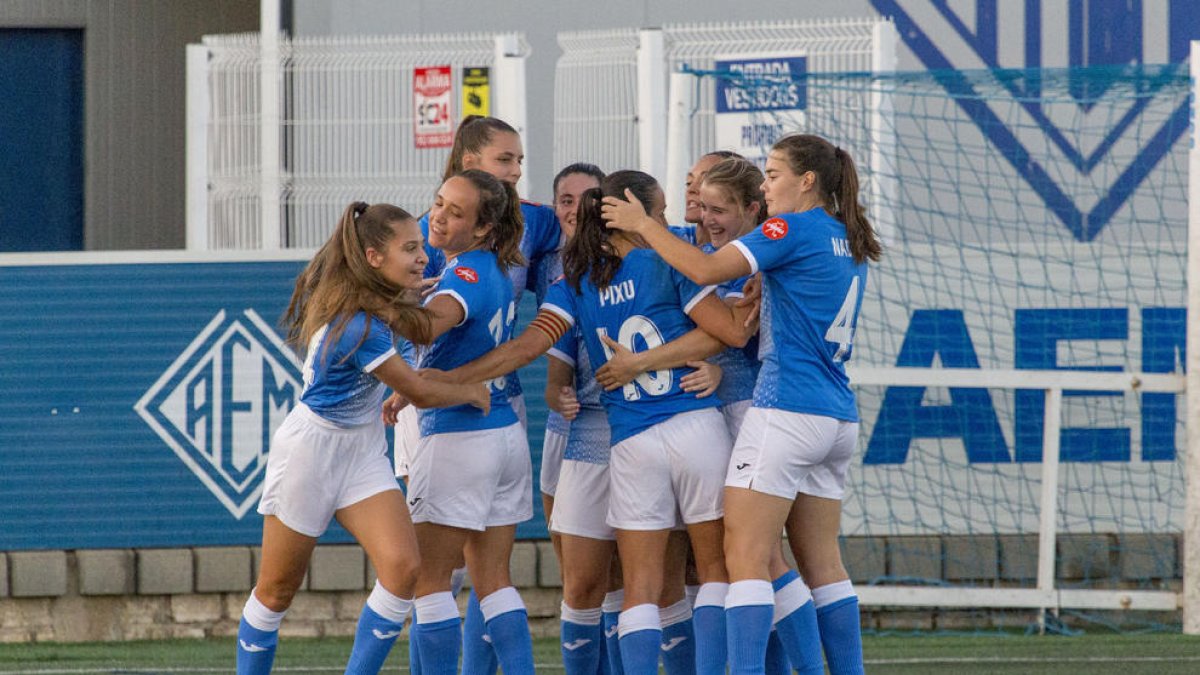 Jugadores de l’AEM celebren el tercer gol que l’equip va anotar ahir davant del Saragossa.