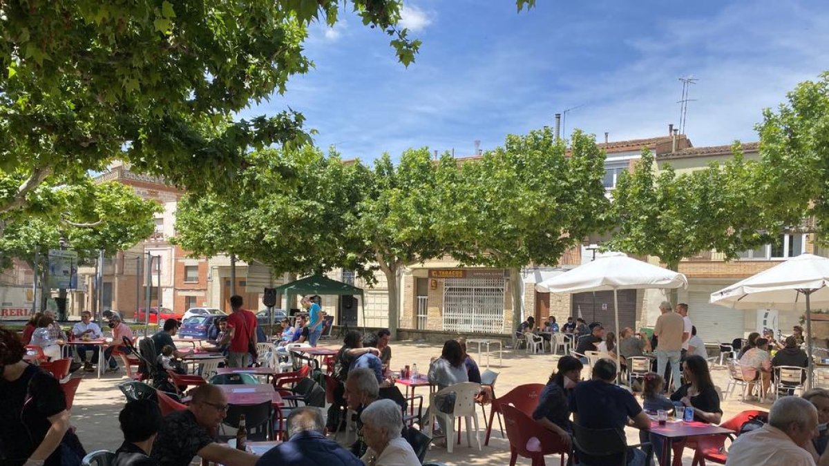 Castelldans organizó ayer un vermut musical en la Plaça Catalunya.