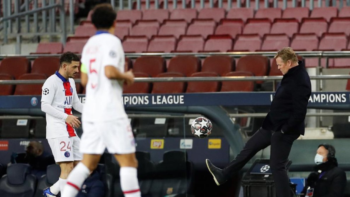 Ronald Koeman pasa el balón a un jugador del PSG durante el encuentro disputado en el Camp Nou.