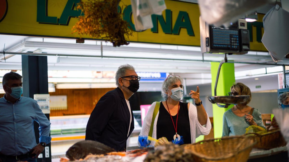 El cap de l'oposició a la Paeria de Lleida, Fèlix Larrosa, i els regidors socialistes Carme Valls i Joan Queralt al mercat de Fleming aquest divendres.