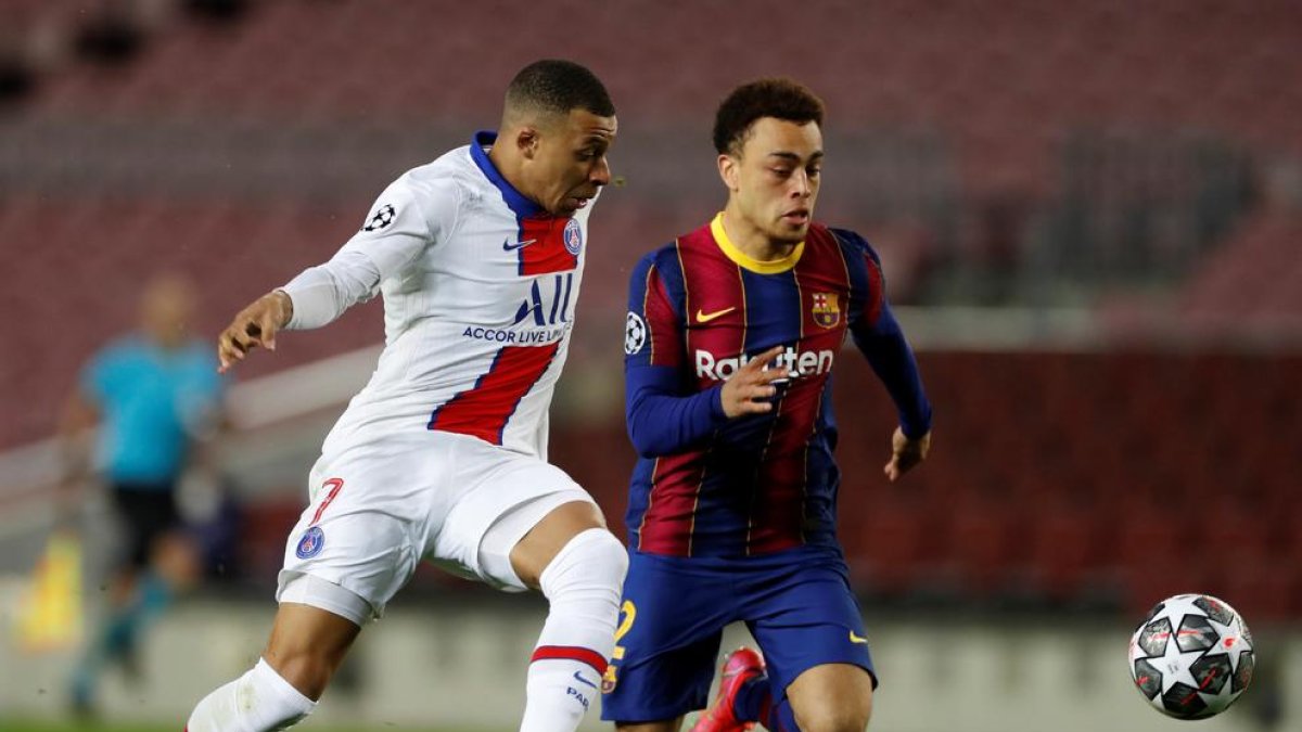 Mbappé, en la imagen perseguido por Dest, fue una pesadilla.