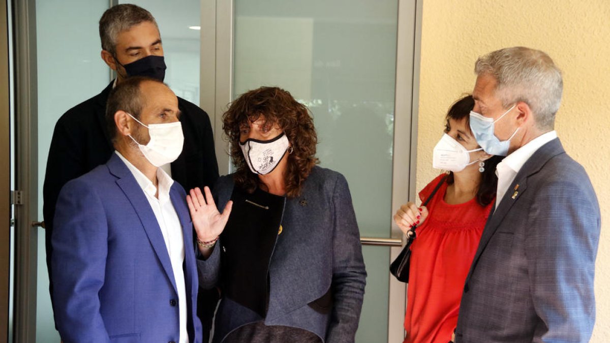 Un moment de la visita a l'Escola Agrària de Tàrrega que han fet els consellers d'Educació, Josep Gonzàlez - Cambray, i la consellera d'Acció Climàtica, Teresa Jordà.
