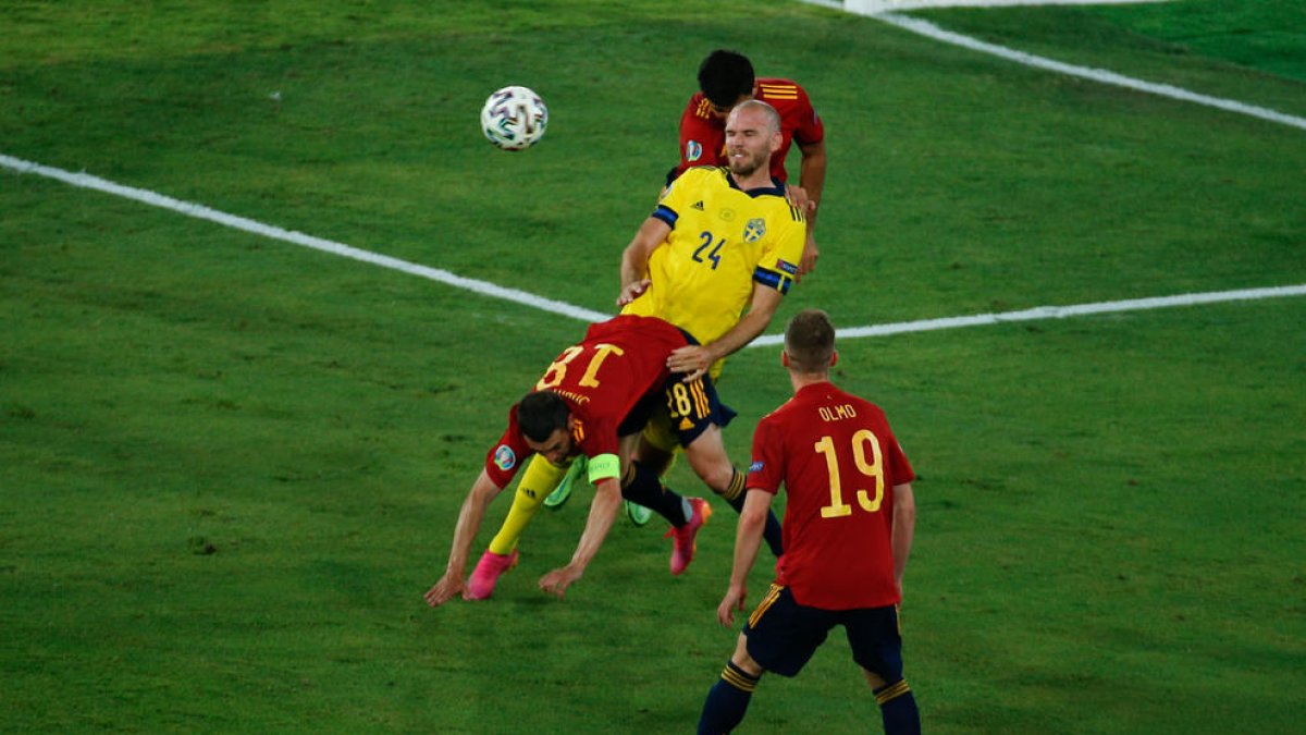 El sueco Marcus Danielson disputa un balón ante Jordi Alba, que está cayendo al suelo.