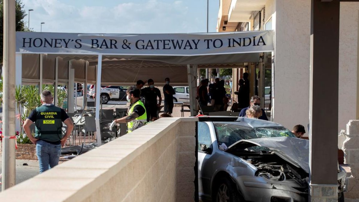 Dos muertos al invadir un coche la terraza de un bar en Murcia