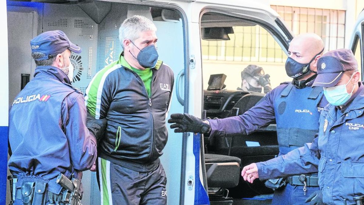 Bernardo Montoya, escoltado en su llegada al juicio.