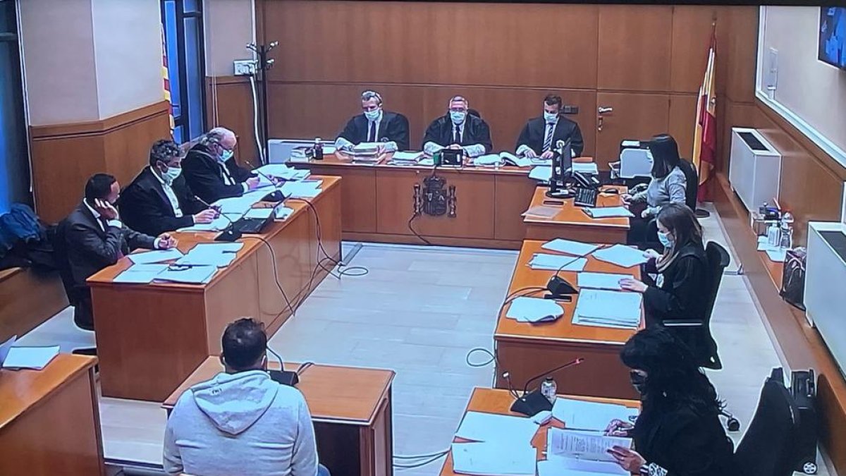 Uno de los acusados, durante su declaración en la segunda sesión del juicio.