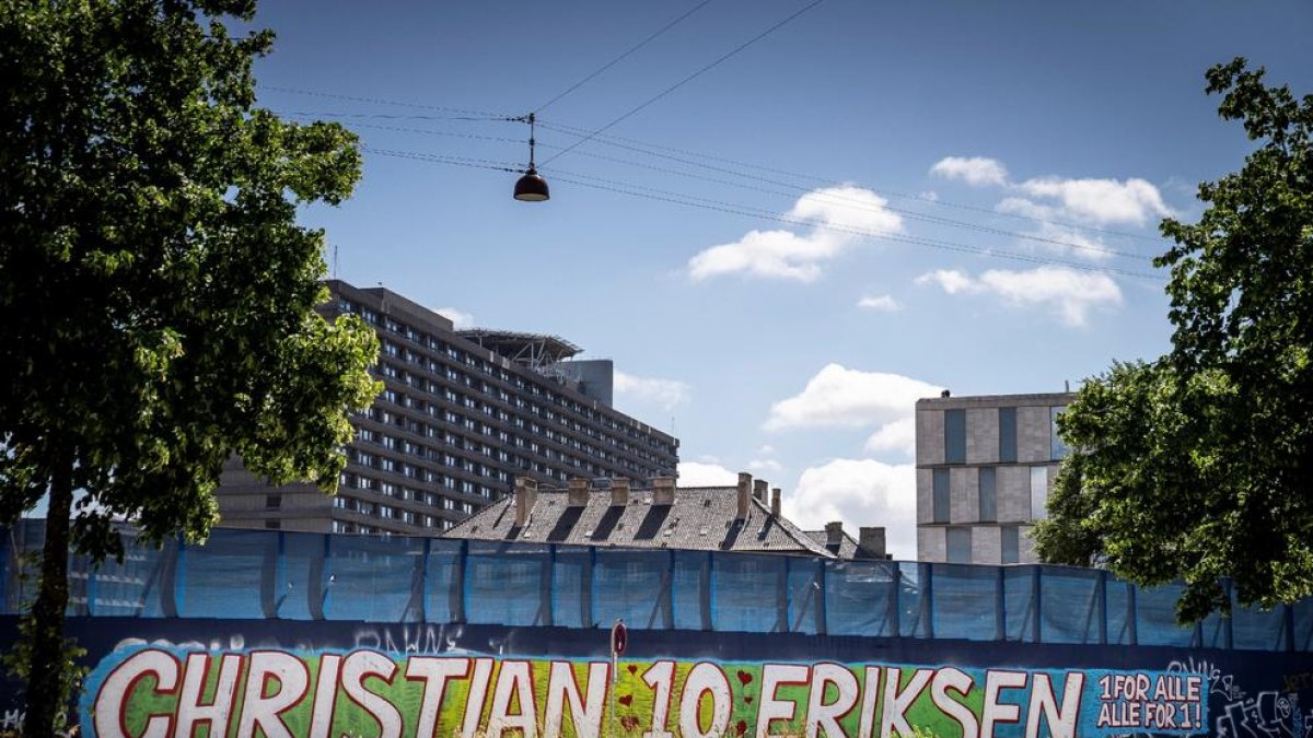 Missatge d’alè per a Eriksen als afores de l’hospital on està ingressat.