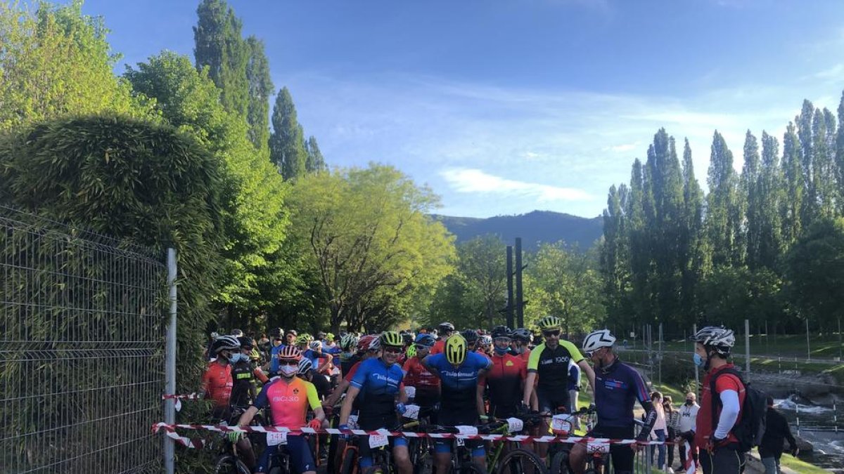 Participantes de la carrera de BTT instantes antes de la salida.