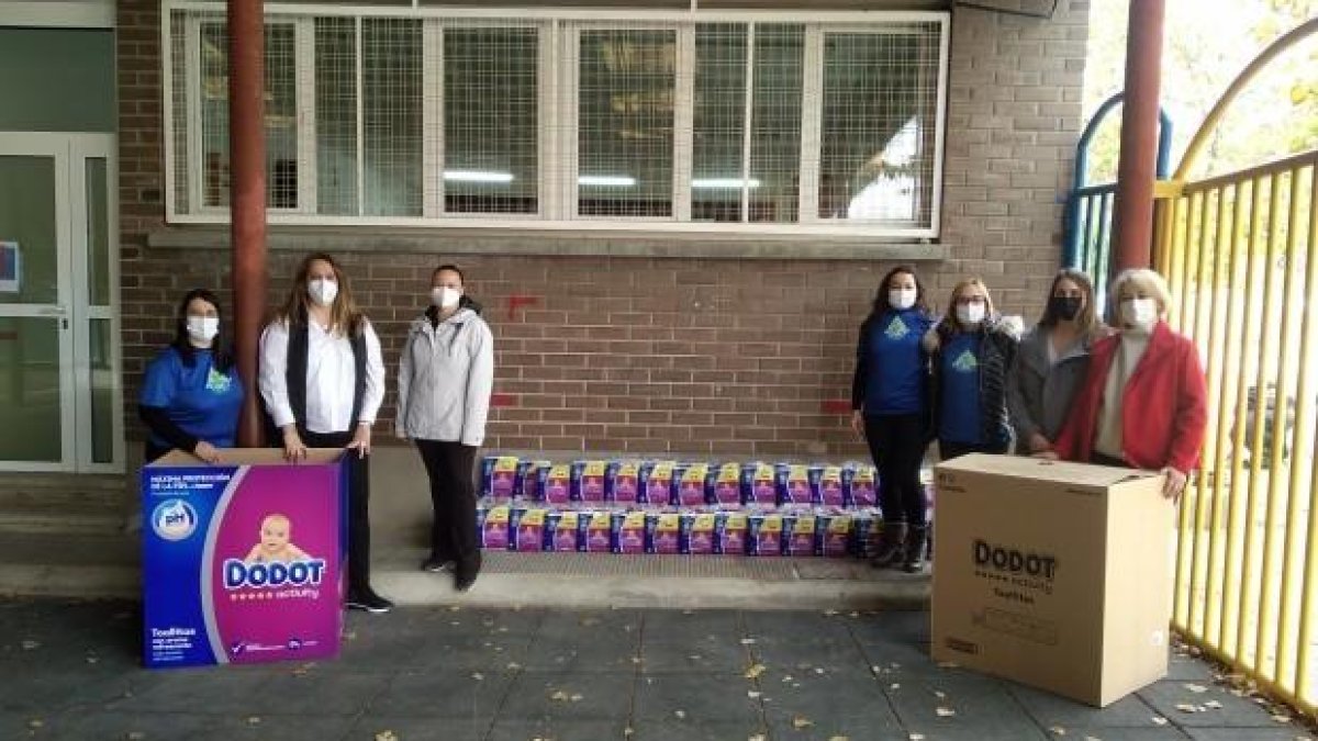 La entrega de toallitas higiénicas a uno de los centros.