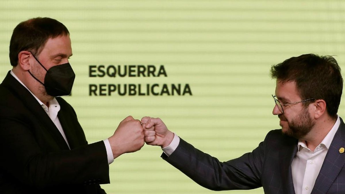 Oriol Junqueras i Pere Aragonès saludant-se diumenge després de conèixer el resultat electoral.