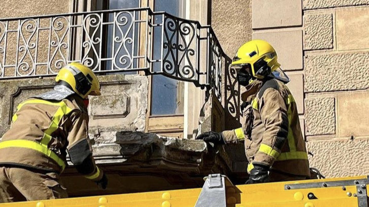 Los bomberos en el balcón.