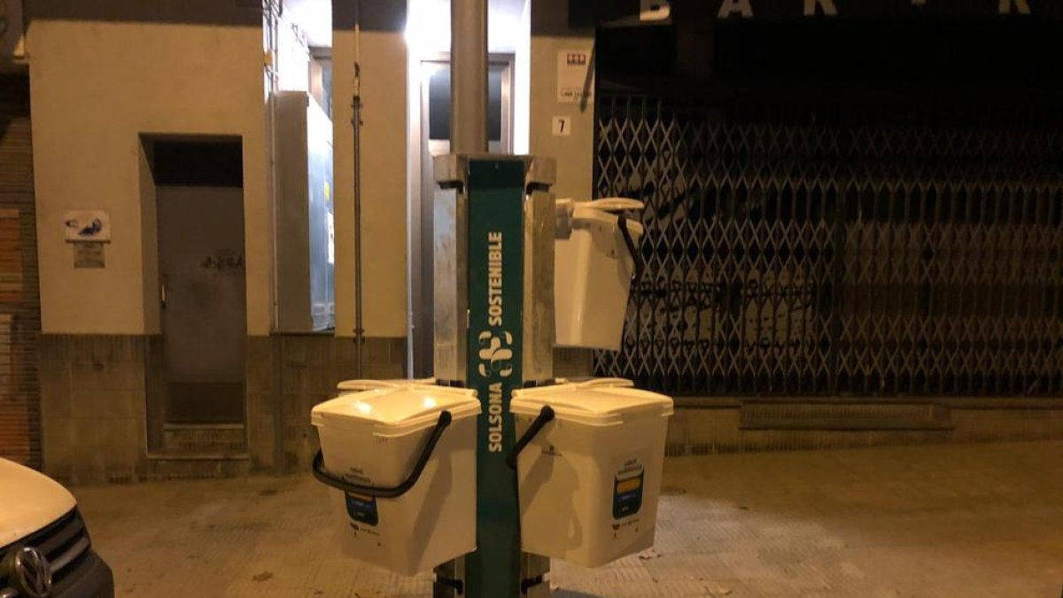 Algunos de los cubos colgados ayer en la instalación habilitada.