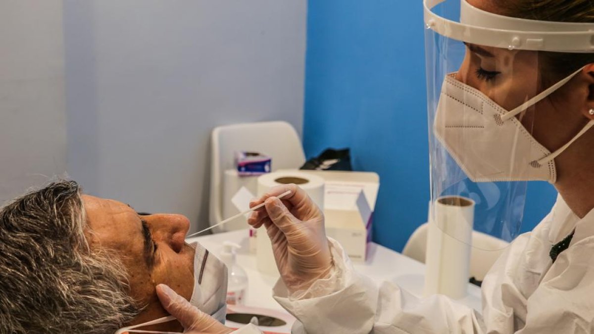 Espanya voreja els 2,5 milions de contagis i la incidència es dispara a 828