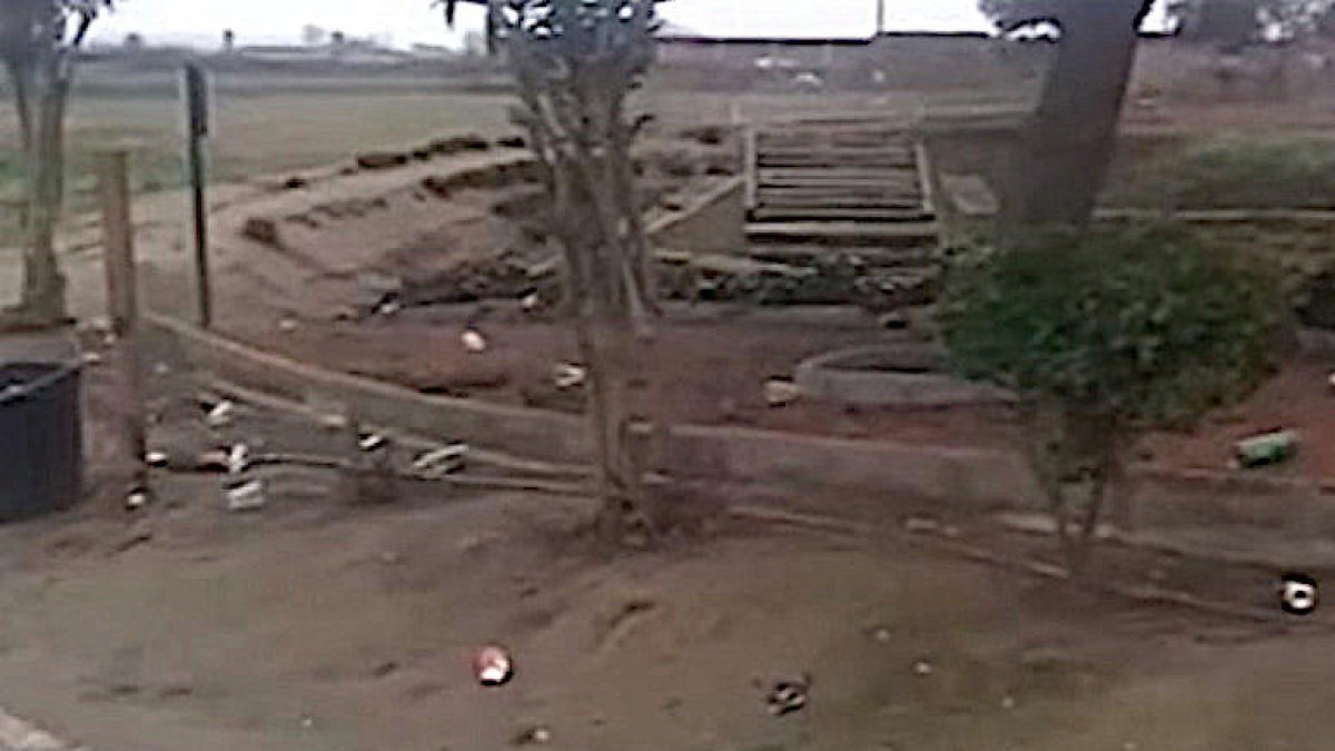 Deixalles i botelles buides a la Font Vella.