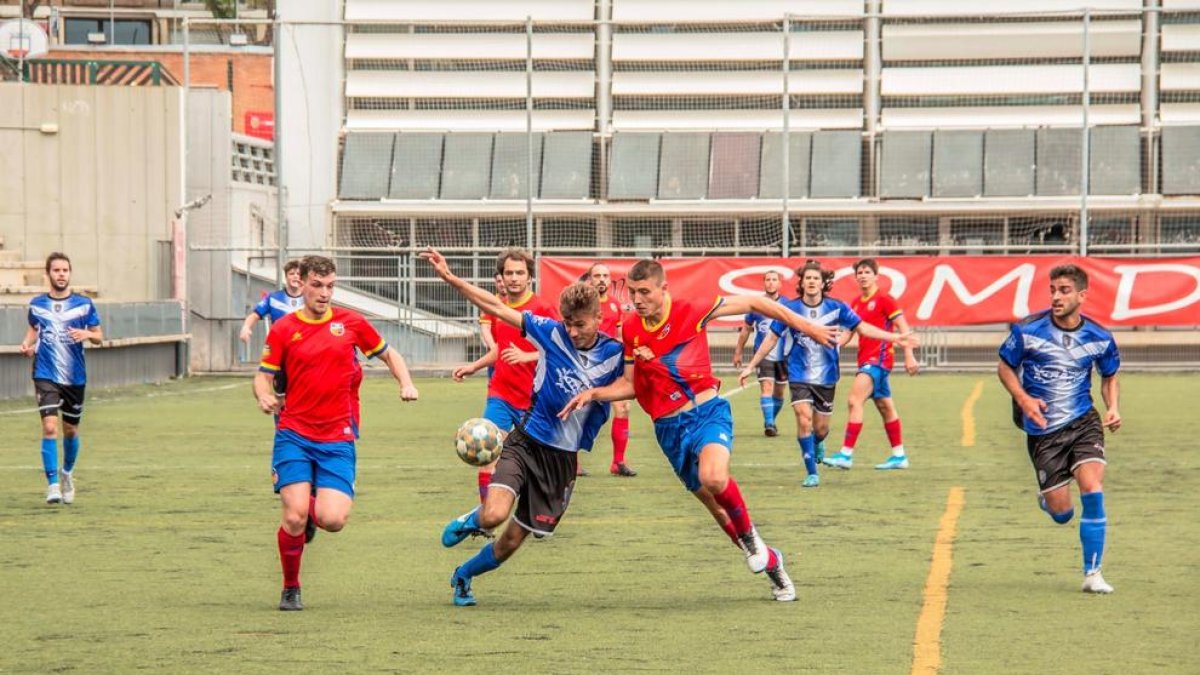 Una acció del partit que el Solsona va disputar al camp del Martinenc.