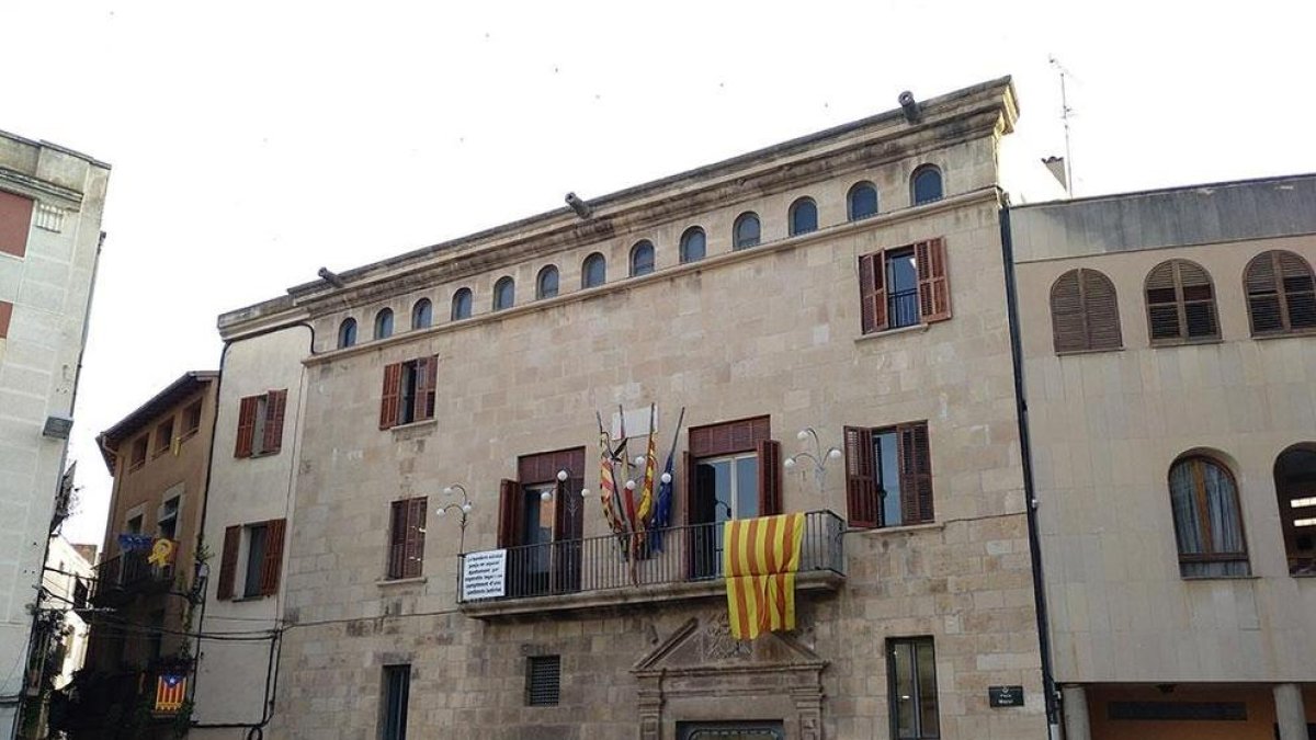 Vista de l’ajuntament de Tàrrega.