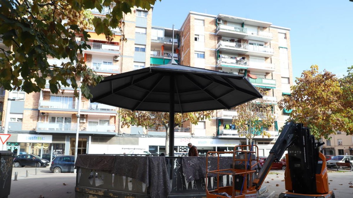 Obras en la pérgola de la plaza Cappont  -  Operarios de la empresa Revestiments Decoratius SL ya están trabajando para mejorar la pérgola de la plaza de Cappont, en la calle Sant Joan de Mata. La actuación está presupuestada en 3.578,65 euros ...