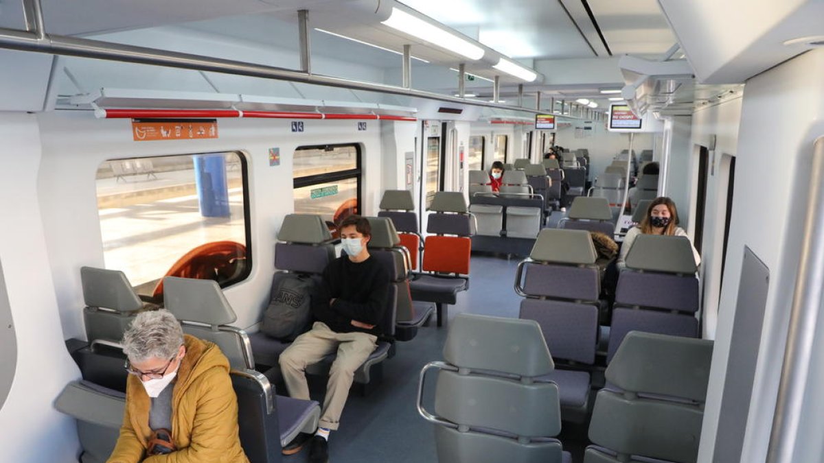 Usuaris de la línia de Manresa en un tren estacionat a Lleida el mes de gener passat.