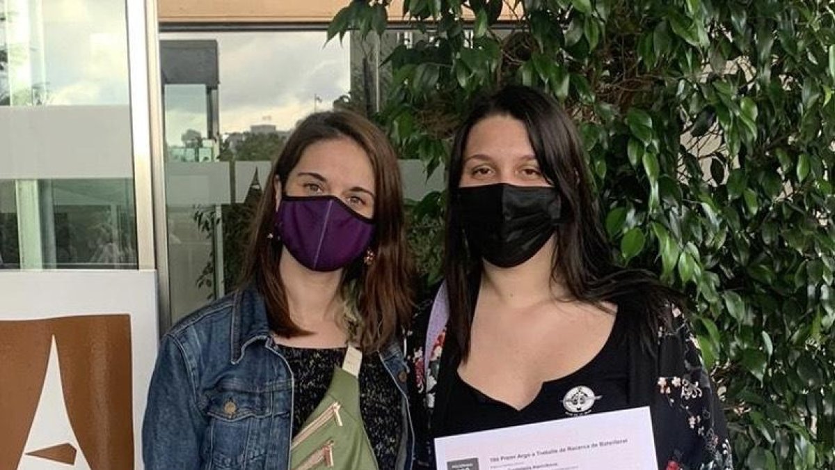 La docent Esther Riba i la jove Andrea Castañeda.