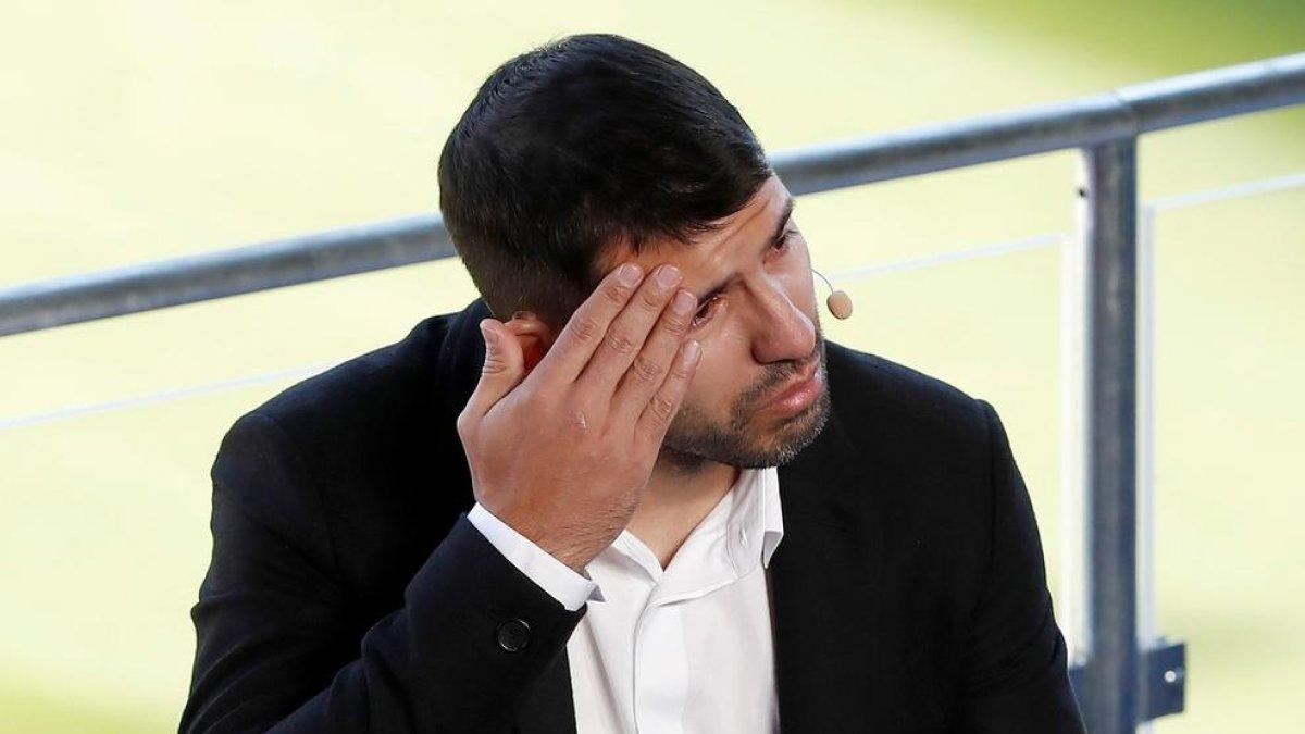Sergio Kun Agüero, molt emocionat, ahir durant l’anunci del seu adeu al futbol professional.
