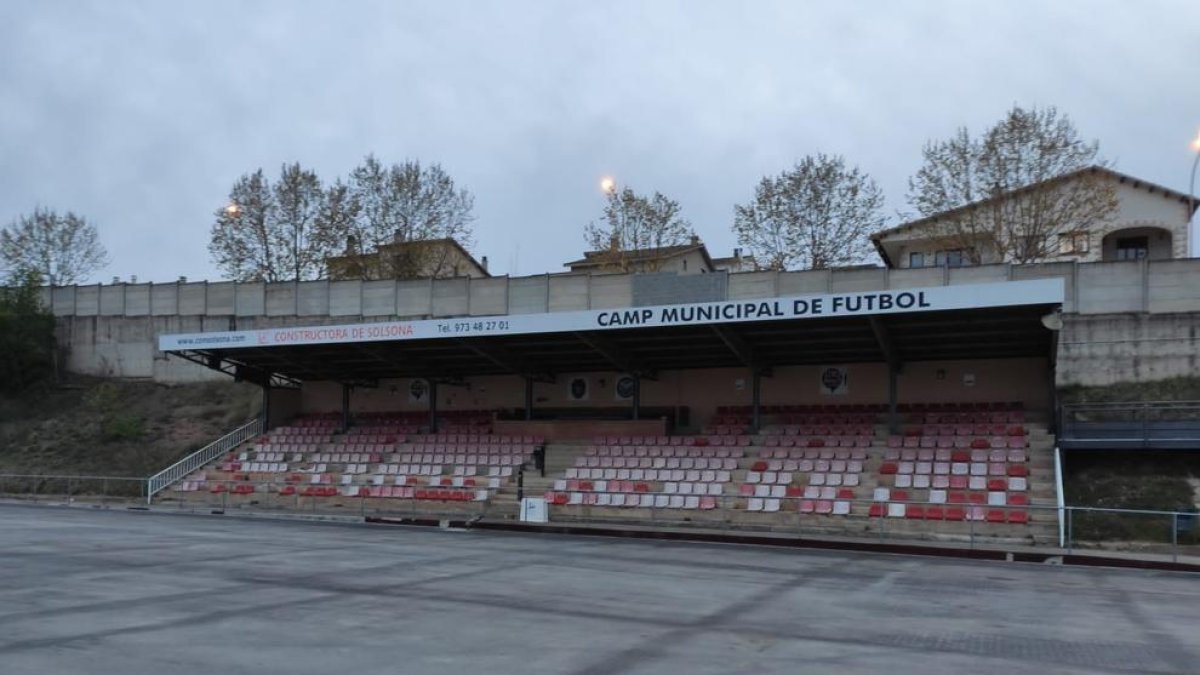 Aspecte que presenta el Municipal de Solsona, on es col·locarà nova gespa artificial.