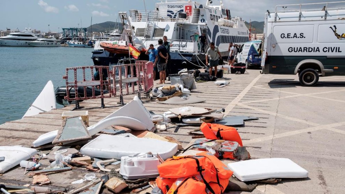 Restos de la embarcación, recuperados por la Guardia Civil.