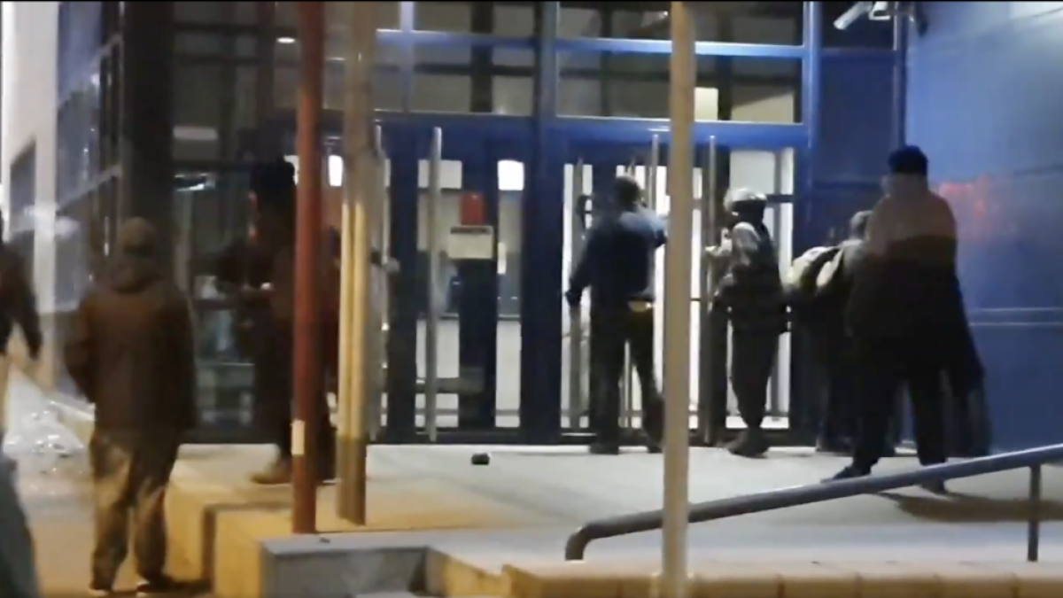 Destrosses a la comissaria de Vic per les protestes de la detenció de Pablo Hasel