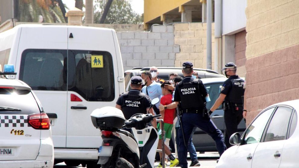 Les repatriacions van començar divendres embolicades en una agra polèmica sobre la seua legalitat.