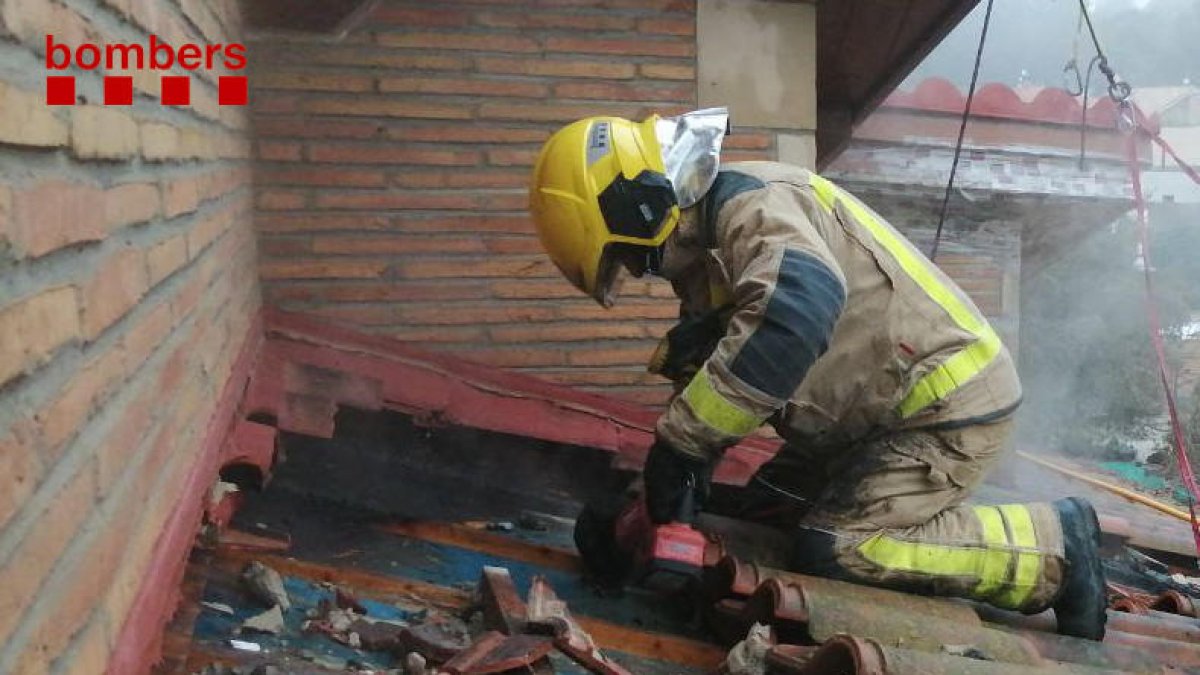 Un bomber treballant ahir a l’incendi a Alpicat.
