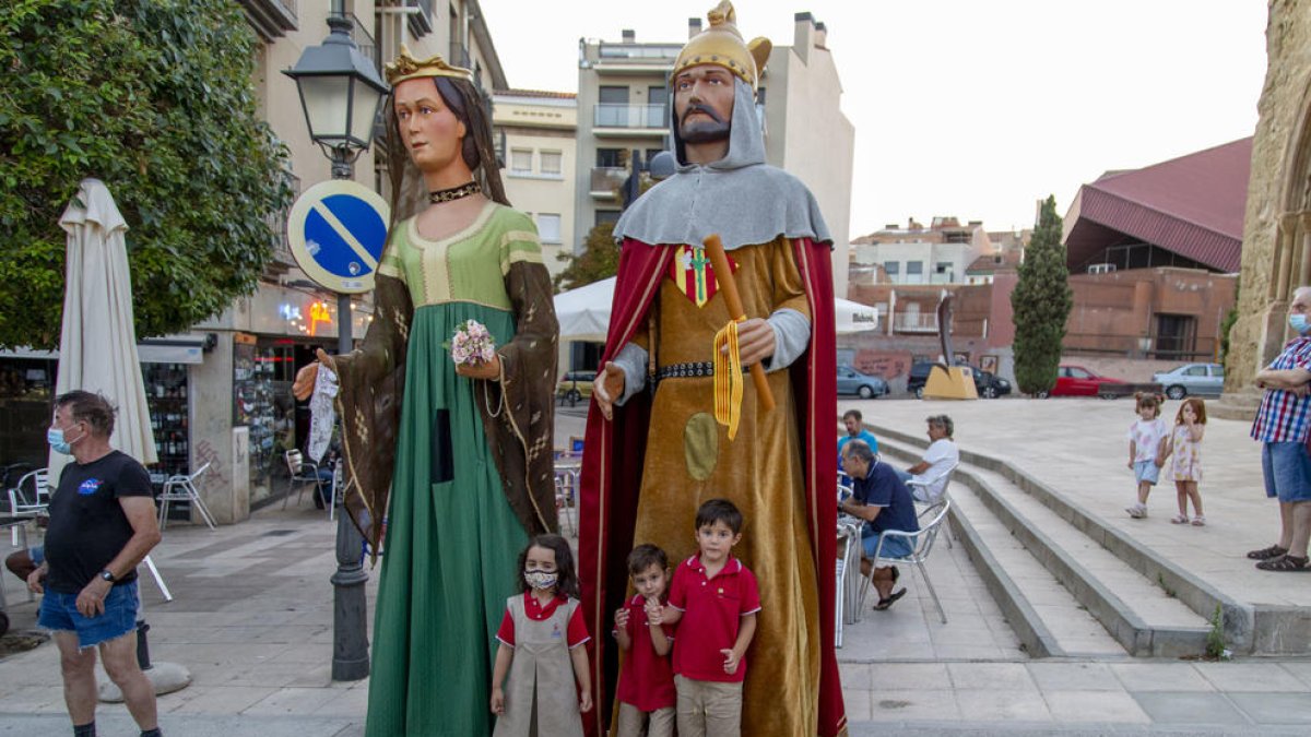 Los niños no perdieron la ocasión de posar junto a los Gegants.
