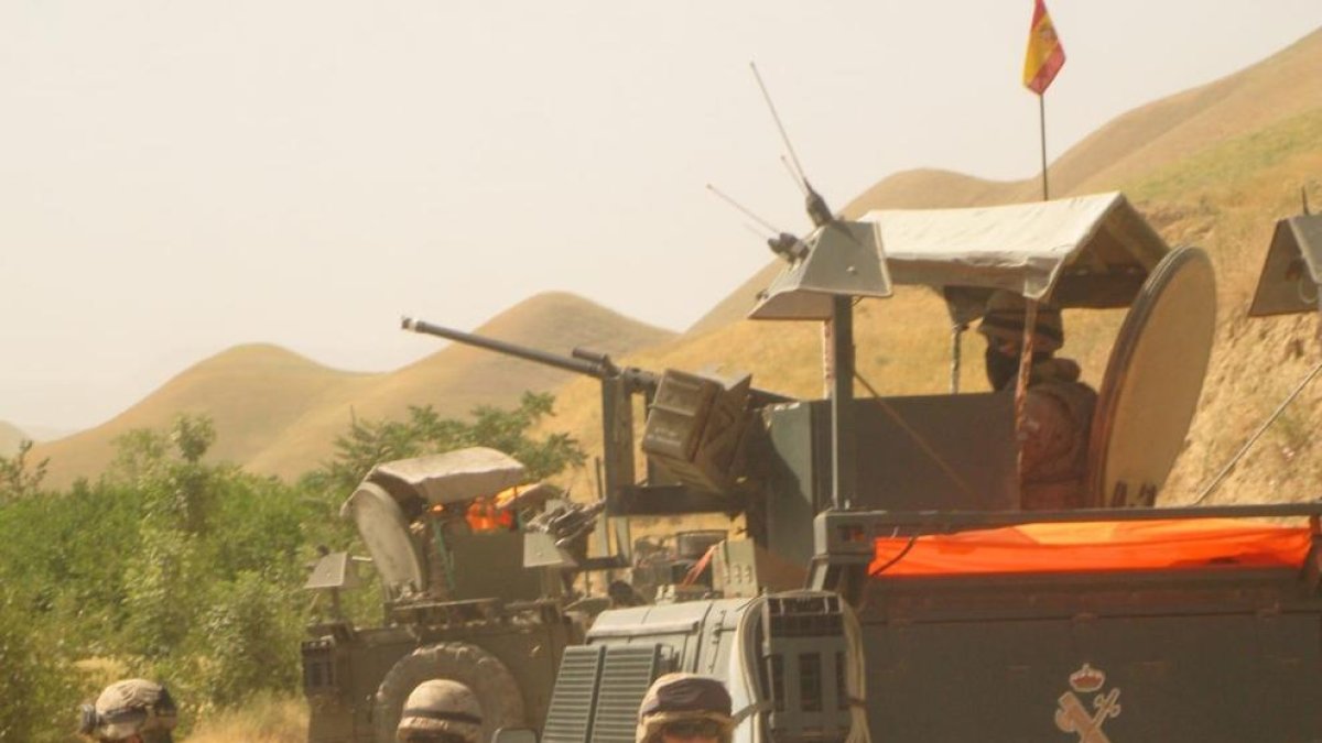 El teniente coronel de la Guardia Civil Ramón Clemente (d), en una fotografía junto a otros compañeros, durante su misión en Afganistán
