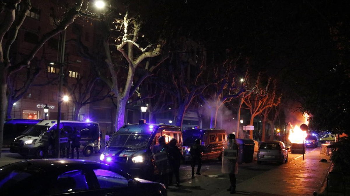 Acusen de desordres públics els detinguts a Lleida per la crema de contenidors al final de la protesta de suport a Hasel