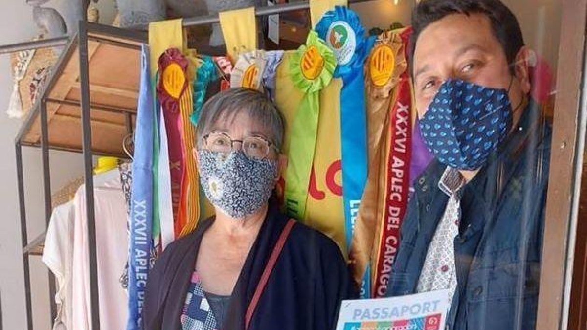 El presidente de la Fecoll, Ferran Perdrix, con la presidenta de la Fecom, Maria Rosa Eritja, en el escaparate de un comercio de Lleida.