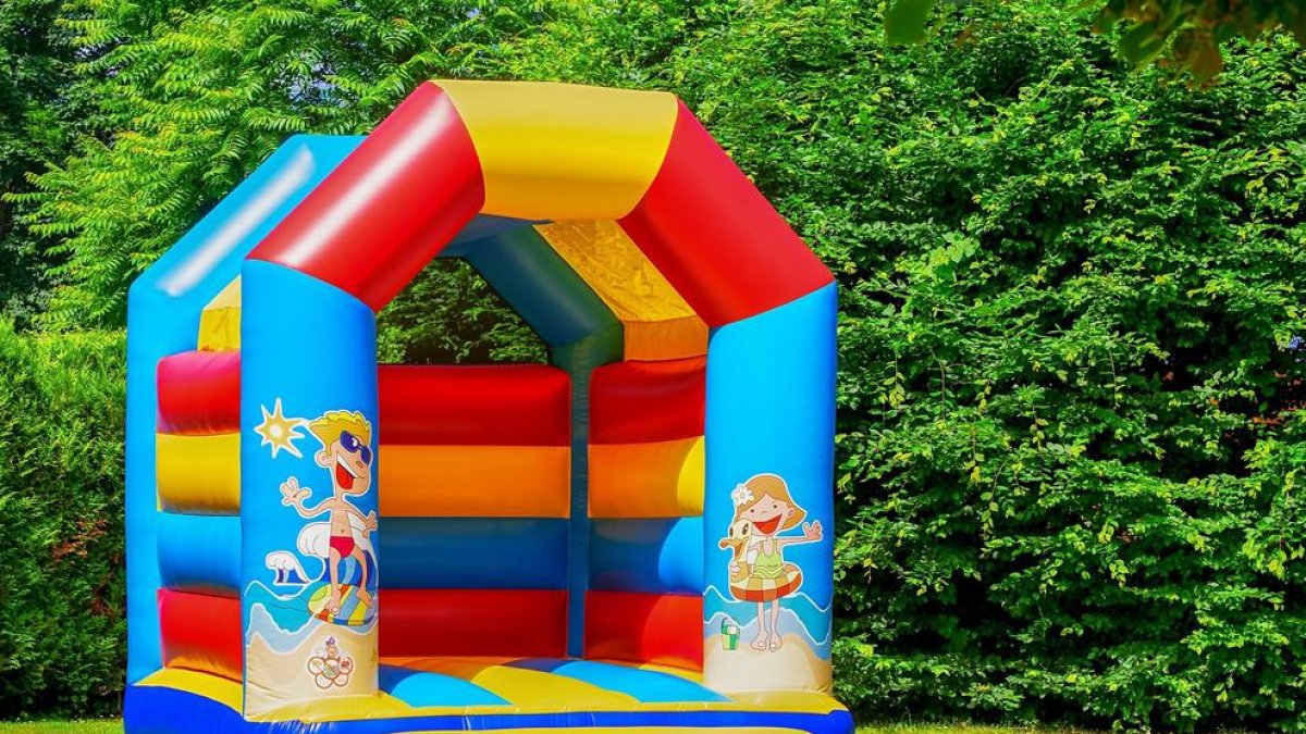 Cuatro menores mueren en el salir volando un castillo hinchable en Australia