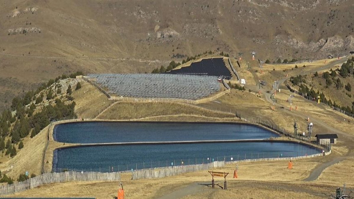 Al fondo, los paneles solares que han motivado el conflicto.