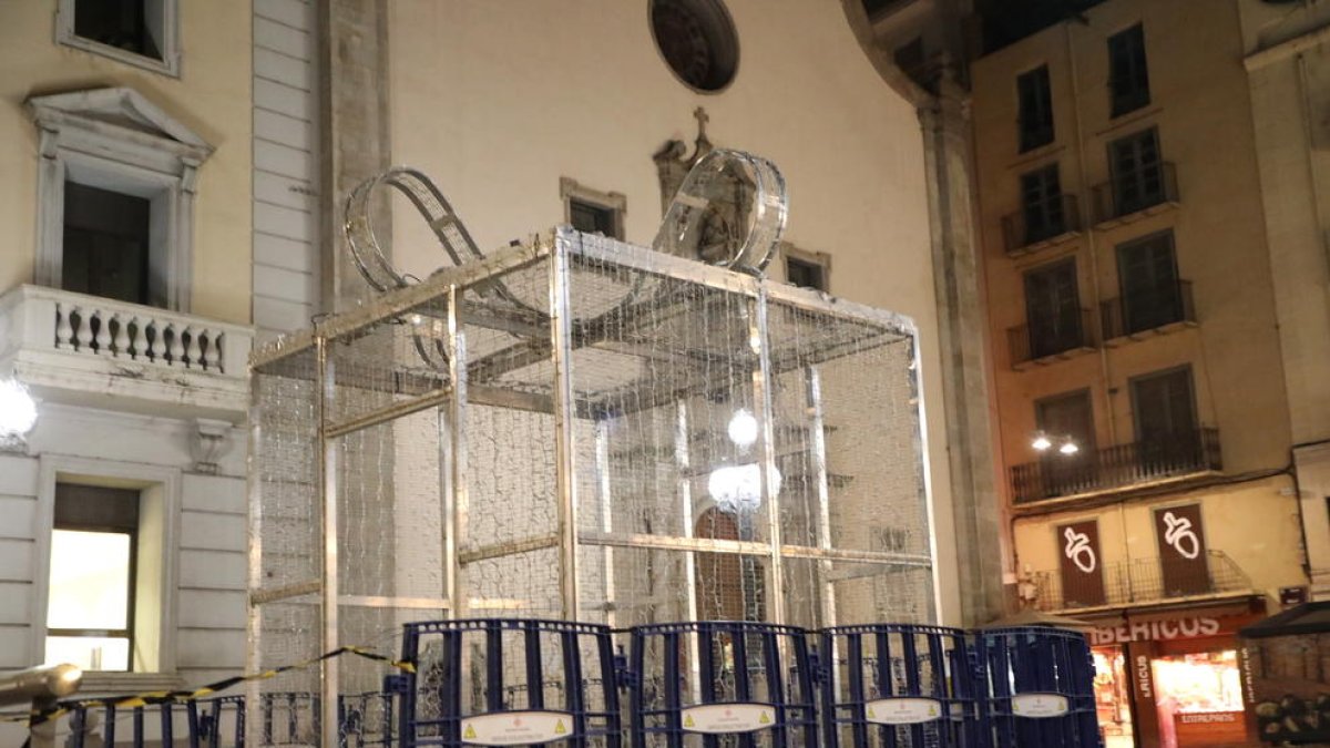 Una de las estructuras navideñas instaladas en la plaza Sant Francesc de Lleida, aún sin iluminar.