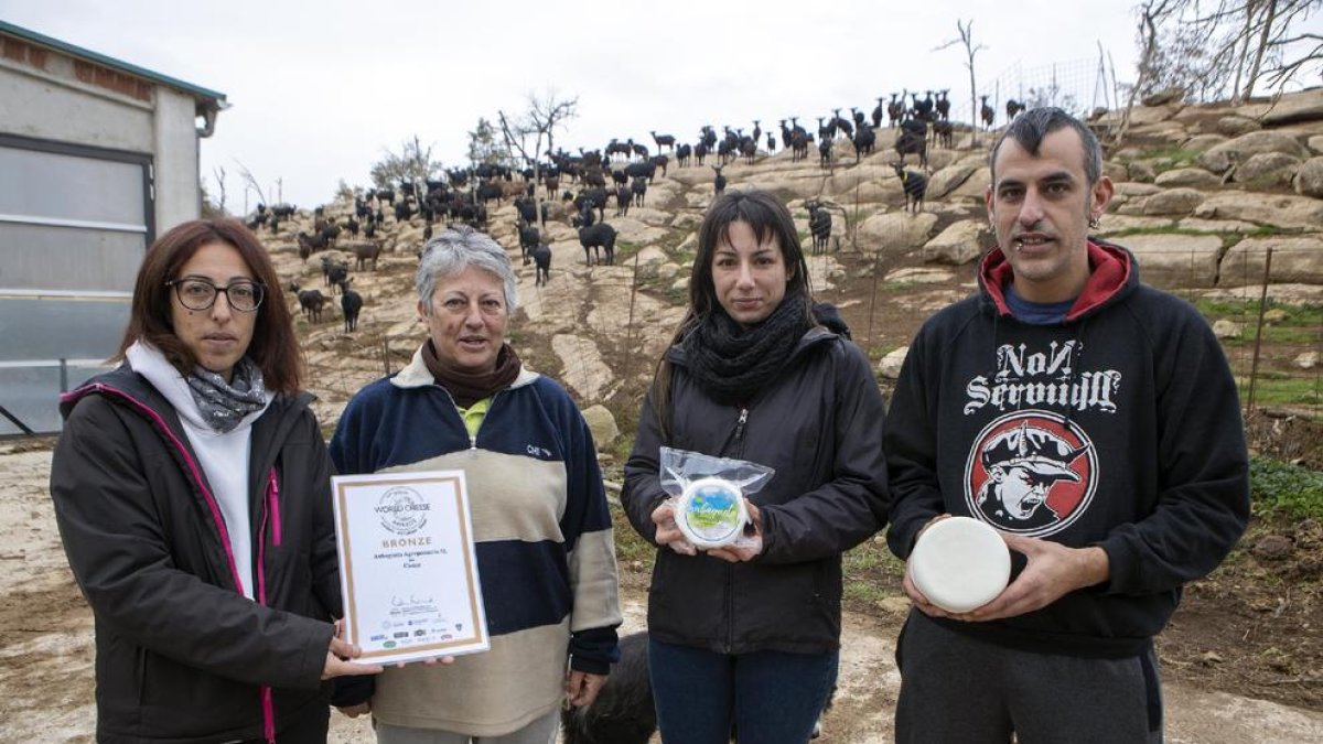 La familia Prat muestra el queso premiado en los World Cheese.
