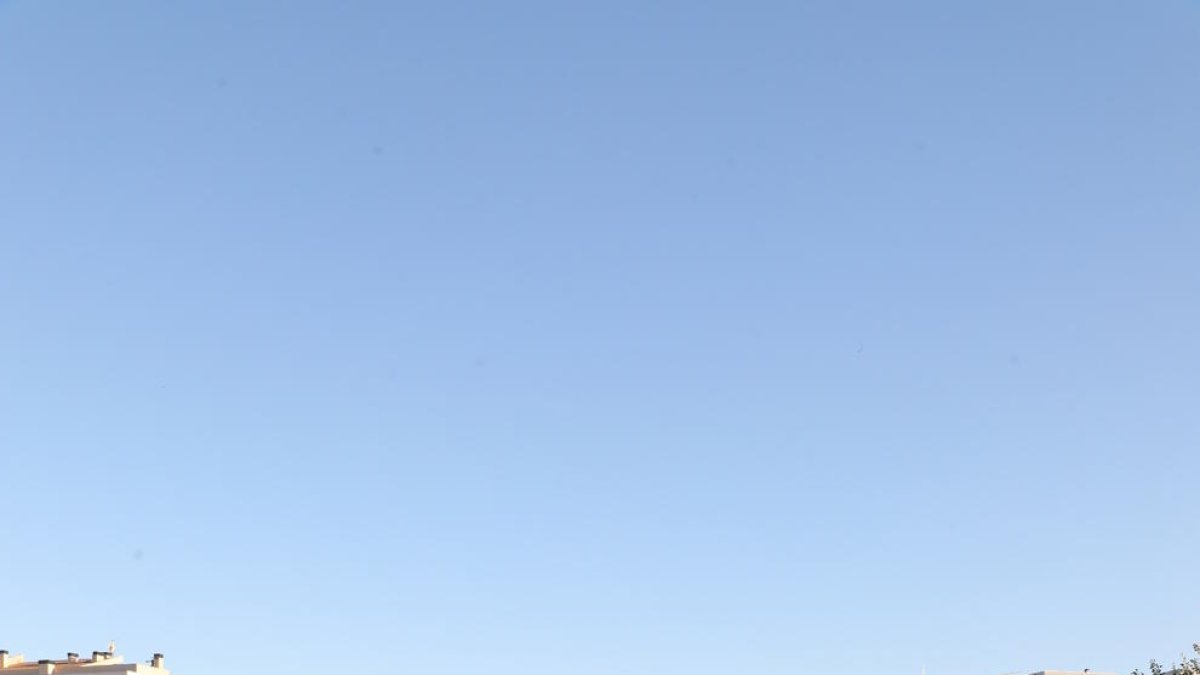 Vistes del canal ahir al seu pas per l’avinguda de la Canadenca.