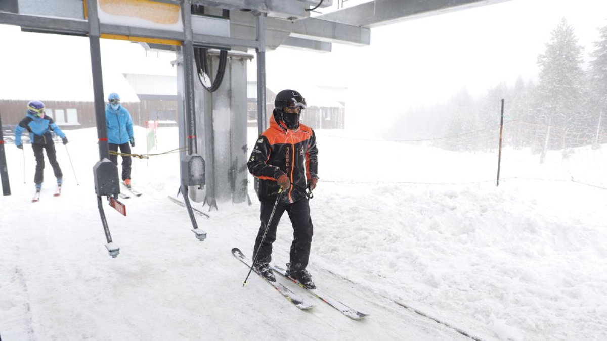 Uns quants esquiadors ahir a l’estació d’Espot Esquí.