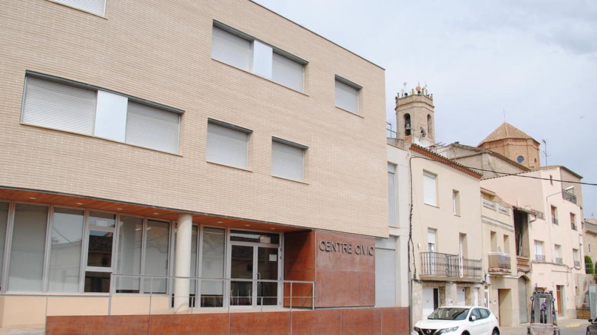 El Centre Cívic de Golmés acogerá el centro de servicios que abrirá al público en octubre.