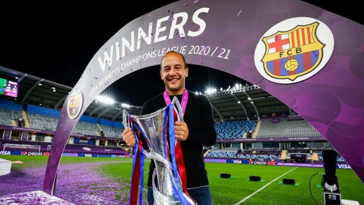 El tècnic lleidatà Lluís Cortés posa amb el trofeu de la Champions femenina que va conquerir amb el Barça.